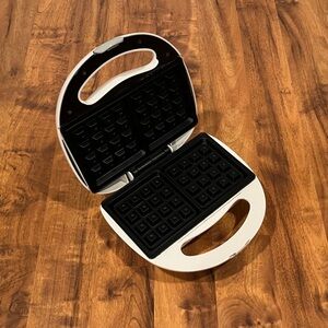 Toastmaster Belgian Waffle Maker - 2-Section - Electric - Model TWB2032T